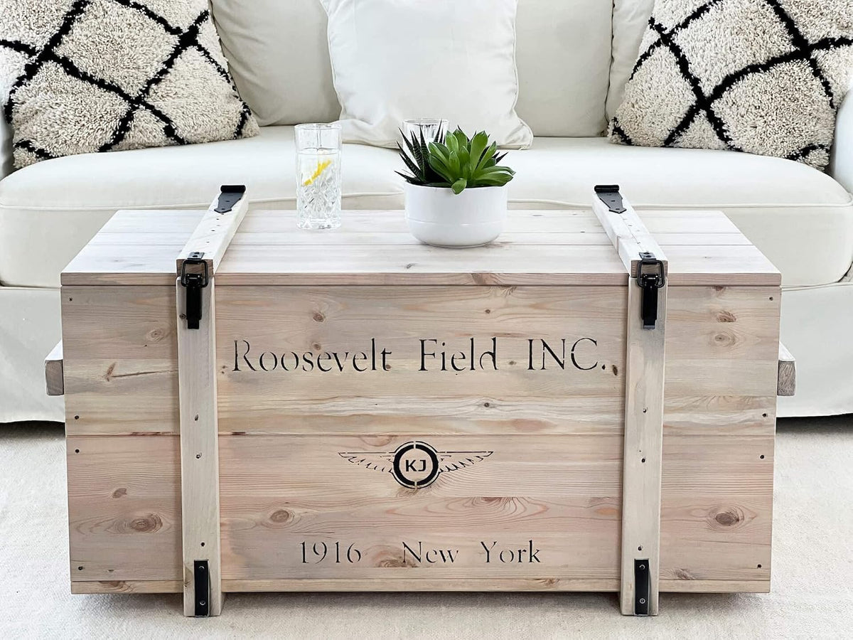 Uncle Joe´s Truhe Roosevelt Couchtisch Truhentisch im Vintage shabby chic Style aus Massiv-Holz in grau mit Stauraum und Deckel Holzkiste