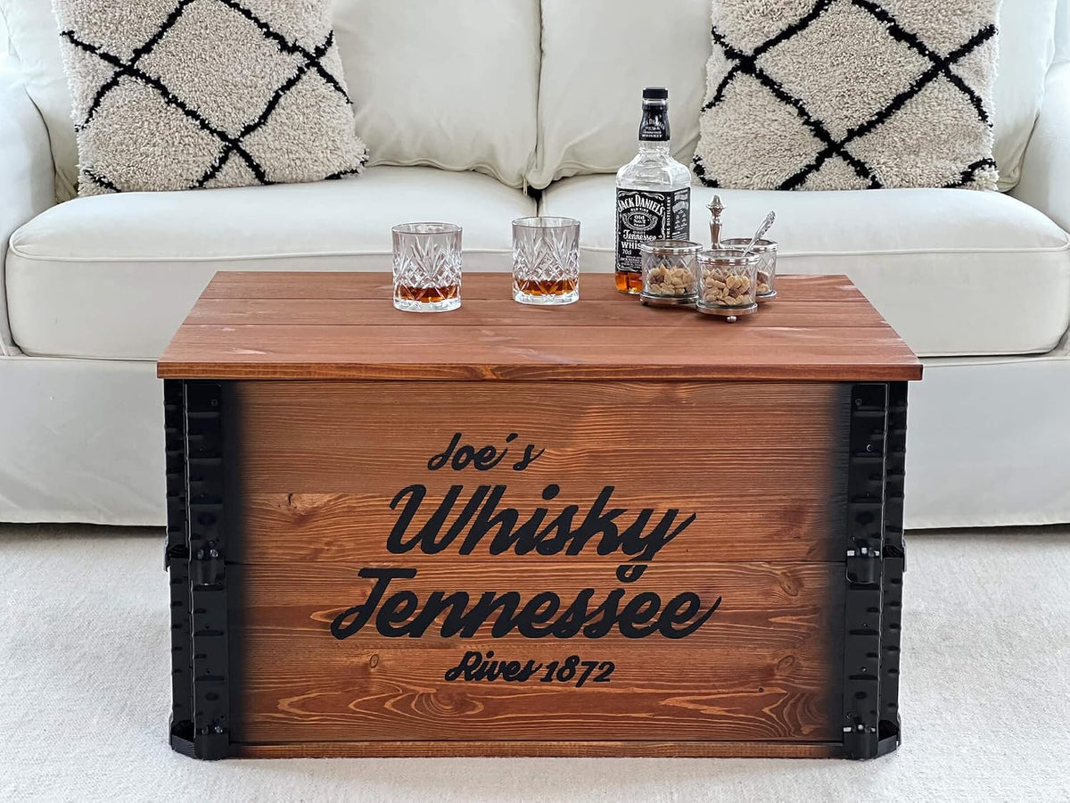 Uncle Joe´s Truhe Whisky Couchtisch mit Stauraum, Wohnzimmer-Tisch in Nussbaum Braun, Truhentisch mit Deckel, Vintage Möbel Shabby Chic aus Massivholz